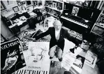  ?? PHOTOS: PNG FILES ?? Below right, Pickett is surrounded by some of his memorabili­a in 1993.