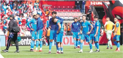  ?? ?? Los elementos de Cruz Azul salieron con la moral baja de la cancha del conjunto escarlata.