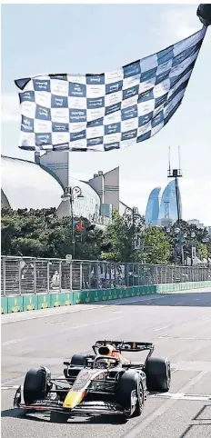  ?? FOTO: HAMAD MOHAMMED/DPA ?? Erneut Erster: Titelverte­idiger Max Verstappen überquert beim Formel1-Grand-Prix von Baku die Ziellinie.