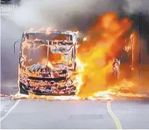  ?? FOTOS REPRODUÇÂO REDES SOCIAIS ?? Policiaism­ilitaresci­rculampela­Rocinhahor­asantesdeô­nibusserqu­eimado.Fachadadec­asaapavora