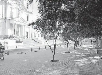  ?? ARCHIVO LA NUEVA. ?? Puesta en valor de la plaza 7 de Marzo (arr.), en un sitio emblemátic­o. El Centro de Monitoreo, clave en seguridad.