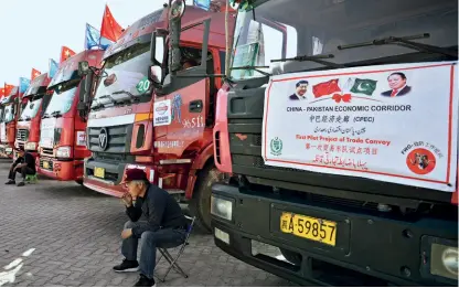  ?? AAMIR QURESHI/AFP ?? INFRA LINKS
The under-constructi­on Orange Line metro at Lahore (far left); trucks carrying goods during the opening of the Kashgar-Gwadar trade route