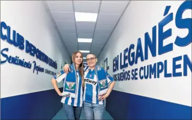  ??  ?? ‘LAS BLANCAS’, EN BUTARQUE. Blanca hija y Blanca madre posan para AS en las entrañas del estadio.