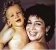  ??  ?? Hannelore Elsner mit ihrem Sohn Domi nik auf einem Foto von 1982.