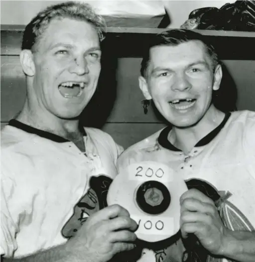  ?? SUN-TIMES ?? Bobby Hull and Stan Mikita pose after Hull scored his 200th goal in the same game Mikita scored his 100th on Dec. 11, 1963, at Madison Square Garden.