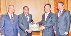  ??  ?? Abdullah (second left) presenting a memento to Shafie. Also seen are Sunif (left) and Mohd Shukri (right).