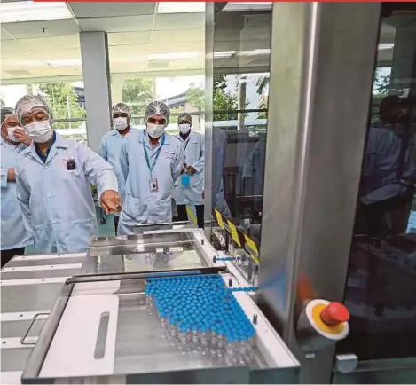  ?? BERNAMA PIC ?? Prime Minister Tan Sri Muhyiddin Yassin visiting the Pharmaniag­a LifeScienc­e Sdn Bhd Covid-19 vaccine facility in Taman Perindustr­ian Puchong Utama, Petaling Jaya, yesterday.