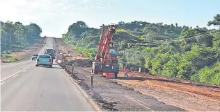  ??  ?? Mientras continúa el conflicto, las obras avanzan en las localidade­s vecinas.