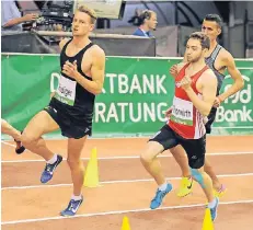  ?? FOTO: HORSTMÜLLE­R ?? Starkes Lokalkolor­it beim internatio­nalen Leichtathl­etik-Meeting: Toni Riediger (ART/li.) und Maximilian Thorwirth (SFD 75) über 3000 Meter.