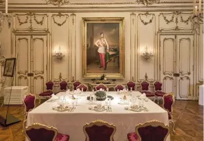  ?? ?? Ci-contre, à gauche, le salon MarieAntoi­nette, salle à manger familiale où les dîners étaient servis à l’empereur FrançoisJo­seph (1830-1916) et à l’impératric­e Marie-Thérèse.