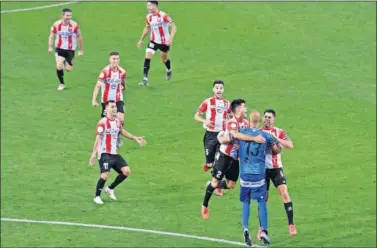  ??  ?? Los jugadores del Logroñés se abrazan a Miño tras conseguir el ascenso a Segunda.