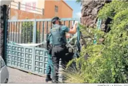  ?? RAMÓN DE LA ROCHA / EFE ?? Dos agentes proceden a registrar la casa del desapareci­do con sus dos hijas.