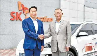  ?? Courtesy of SK Group ?? SK Group Chairman Chey Tae-won, left, and Hyundai Motor Group Chairman Chung Euisun shake hands at SK Innovation’s battery factory in Seosan, South Chungcheon­g, July 7, 2020.