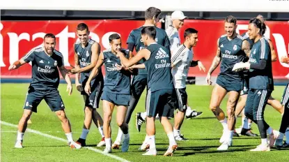  ??  ?? Hay buen ambiente en el Real Madrid, pese a la derrota ante el Sevilla