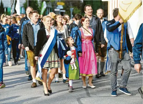  ?? Foto: Bernhard Weizenegge­r (Archiv) ?? Der Festzug macht immer viel her. Für die Vereine, die in Tracht mitlaufen, gibt es als Dankeschön immer Freimarken fürs Festzelt.