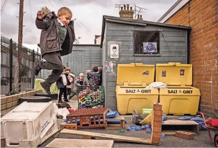  ?? TOM JAMIESON FOR THE NEW YORK TIMES ?? Limited risks build resilience and grit in children, advocates say. A boy launching bricks.