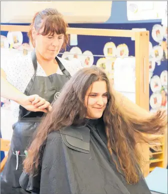  ??  ?? LEVIN hairdresse­r Lisa McFarlane gets ready to cut Jessica Williams’ hair.