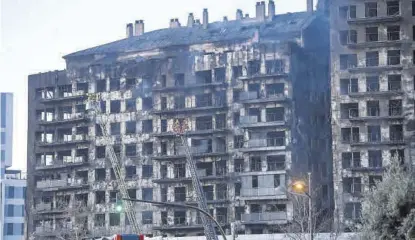  ?? F. CALABUIG ?? En Valencia Estado de la fachada del edificio calcinado por el devastador incendio. ▷