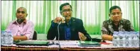  ??  ?? BANTAH TUDUHAN: Dari kiri, Dirut RSA Siti Fatimah Tjatur Prijambodo, Corporate Lawyer Jaringan RS Muhammadiy­ah Jatim Masbuhin, dan dr Medi Pryambodo memberikan penjelasan kemarin. ZAIM ARMIES/JAWA POS