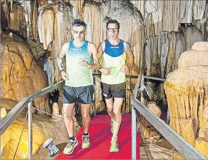  ?? FOTO: SERGIO GONZALEZ AHEDO ?? Un reto anterior Conde (izquierda) y Jon Salvador, en la cueva de Pozalagua, donde corrieron una maratón en 2016