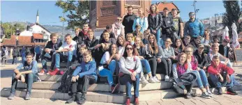  ?? FOTO: GMS SCHREIENES­CH ?? Schüler und Lehrkräfte beider Schulen vor dem Sebilj-Brunnen in der Altstadt von Sarajevo.