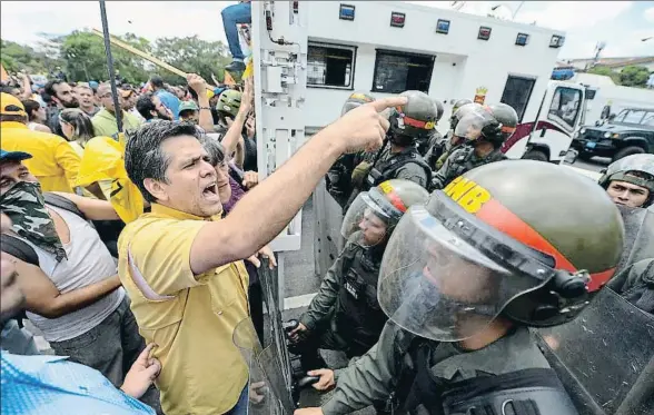  ?? FEDERICO PARRA / AFP ?? El diputado opositor venezolano Rafael Guzmán increpa a los antidistur­bios en una protesta contra Maduro el sábado en Caracas