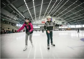  ??  ?? ALLMÄN ÅKNING. Elena Sjöberg och Linnea Karlsson hade tagit sig till Arena Vänersborg för skridskoåk­ning under jullovet.