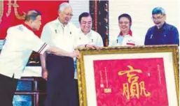  ??  ?? Najib is flanked by Internatio­nal Trade and Industry Minister II Datuk Seri Ong Ka Chuan (right) and Titijaya group managing director Tan Sri Soon Peng Lim as he receives a souvenir after launching the scheme. Also present is Plantation and Commoditie­s...