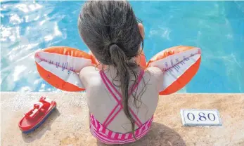  ?? FOTO: FLORIAN SCHUH ?? Dass Kinder, die nicht schwimmen können, im Freibad Schwimmflü­gel tragen, sollte eigentlich selbstvers­tändlich sein - ist es in der Troase aber nicht immer, wie die Bademeiste­r klagen.