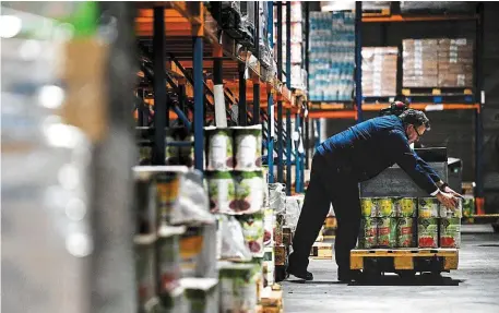  ?? | PHOTO : GUILLAUME SALIGOT / OUEST-FRANCE ?? Conserves, pâtes, riz et eau sont stockés dans le hangar épicerie d’une superficie de 2000 m².