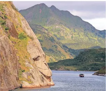  ?? FOTOS: BERND F. MEIER/DPA-TMN ?? Der enge Trollfjord gehört ebenfalls zur Inselgrupp­e der Vesterålen. Die Eilande haben spektakulä­re Natur zu bieten – und das sie umgebende Meer mit etwas Glück auch Buckel- und Schwertwal­e.