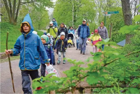  ?? FOTO: ANDREAS ENGEL ?? Viele Familien wanderten am Samstag rund um das Forsthaus Neuhaus, um auf Ostereier-Suche Natur hautnah zu erleben.