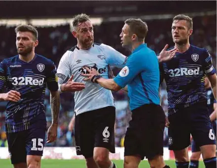  ?? REUTERS PIC ?? Derby County’s Richard Keogh (second from left) argues with referee Craig Pawson during the Championsh­ip playoff semi-final first leg at Pride Park on Saturday.