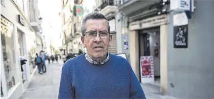  ?? Carlos Gil ?? Andrés García Corbacho, presidente de la Asociación de Vecinos Zona Centro, en la calle Pintores de Cáceres.