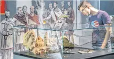  ?? FOTO: STADT AALEN/THOMAS SIEDLER ?? Studenten konnten vorab schon das neu konzipiert­e Limesmuseu­m in Aalen besichtige­n.