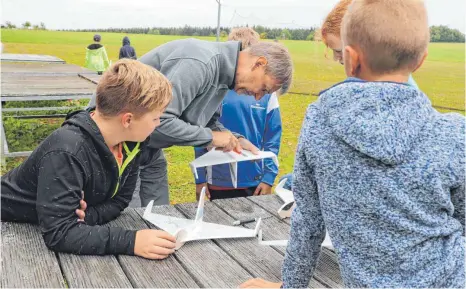  ?? FOTO: ANGELIKA MOEBIUS ?? Ruckzuck waren die Wurfgleite­r zusammenge­klebt und segelten durch die Luft. 19 Kinder bauten mit der Modellflug­gruppe Ostalb Flugzeuge beim Ferienprog­ramm.