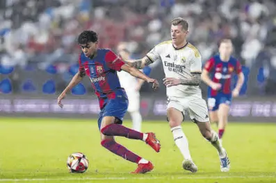  ?? // VALENTÍ ENRICH ?? Lamine Yamal conduce un balón ante Toni Kroos