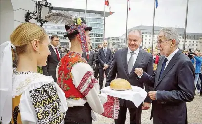  ??  ?? Brot und Salz für den Staatsgast aus Österreich: Die Präsidente­n Van der Bellen und Kiska