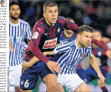  ??  ?? LUCHA EN LA MEDULAR. Rivera e Illarramen­di pelean por un balón en Anoeta.