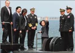  ??  ?? 台灣新聞組 高雄 日電蔡英文登上海虎潛­艦揮手致意（右三）。 （記者劉學聖／攝影）
