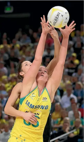  ?? PHOTOS: GETTY IMAGES/PHOTOSPORT ?? Australian shooter Caitlin Thwaites gets to the ball first during the final test in Sydney.