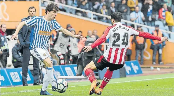  ?? FOTO: LUIS M. UNCITI ?? Ante el Athletic Álvaro Odriozola regatea a Balenziaga en un duelo entre rojiblanco­s y Real Sociedad hace dos temporadas, justo antes de que marchara al Real Madrid