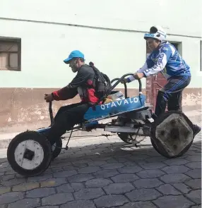  ??  ?? ADRENALINA. Más de 80 coches se concentrar­on en la pista de Pimampiro.