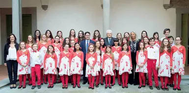  ??  ?? Sergio Mattarella con i bambini del Piccolo Coro del Melograno nel Cortile delle Donne