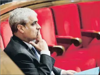  ?? MANÉ ESPINOSA / ARCHIVO ?? Dos generacion­es Arriba, Jordi Pujol i Soley durante su comparecen­cia en la comisión de investigac­ión abierta en el 2014 en el Parlament después de haber confesado la existencia de unos fondos ocultos a hacienda en Andorra. Por esa comisión pasaron también todos sus hijos y su esposa Marta Ferrusola. Abajo, Germà Gordó, al que la investigac­ión de la Audiencia relaciona con las negociacio­nes con empresas en el llamado caso 3%.