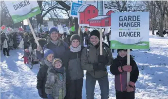  ??  ?? Pour la famille Benoît, de Sainte-Brigitte-des-Saults, quand on est issu de la 5e génération en agricultur­e, on ne manque pas les rendez-vous importants. Maman Andréane et papa Richard n’ont pas eu à convaincre longtemps Henri, Anabelle, Kelly-Ann et Heaven d’y être.