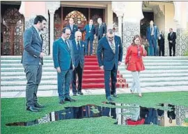  ?? STEPHANE DE SAKUTIN / AFP ?? Tras la reunión. El rey Mohammed VI, entre el presidente François Hollande y la ministra Ségolène Royal