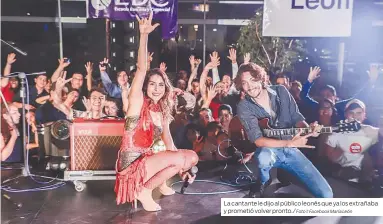  ?? Foto 1: Facebook María León ?? La cantante le dijo al público leonés que ya los extrañaba y prometió volver pronto./
