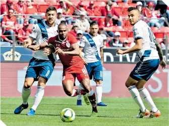  ??  ?? William da Silva demostró su frialdad en el manejo del medio terreno.