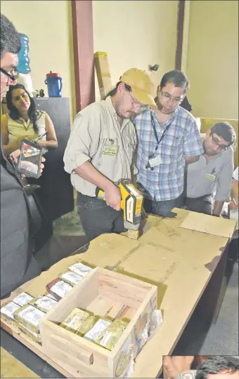  ??  ?? En la foto de archivo, lingotes de supuesto oro encontrado­s en el aeropuerto son analizados por técnicos del INTN.